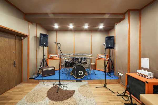 Müzik prova yeri kiti davul ve müzikal donanımları ile.