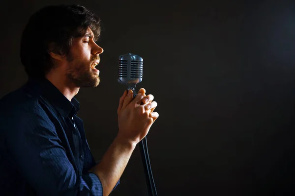 Guapo Cantante Rock Con Micrófono Retro — Foto de Stock