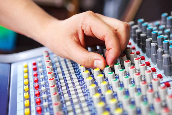 Professionele Audio Engineer Mengen Concole Aanpassen — Stockfoto