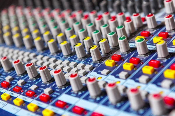 Professionele Geluidstechnicus Audio Mixing Concole — Stockfoto