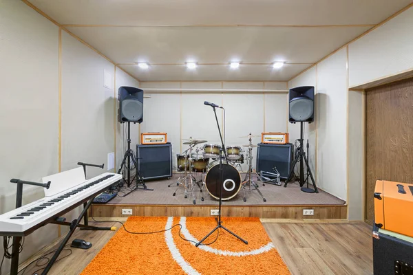 Müzik prova yeri kiti davul ve müzikal donanımları ile.