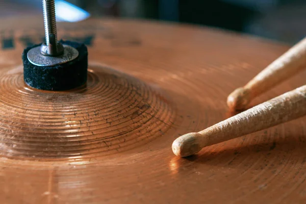 Close Van Een Paar Drumsticks Liggen Cymbal — Stockfoto