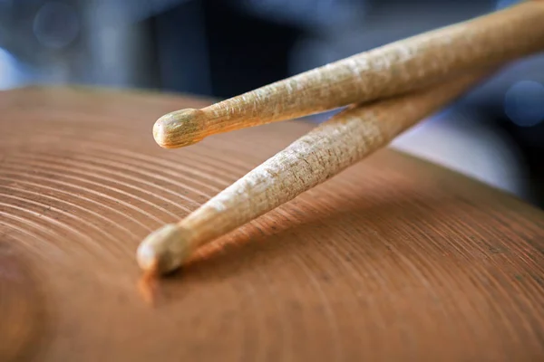 Close Pair Drumsticks Lying Cymbal — Stock Photo, Image