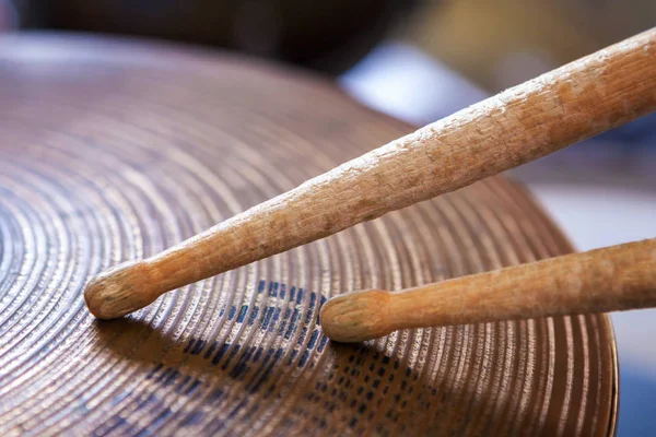 Close Van Een Paar Drumsticks Liggen Cymbal — Stockfoto