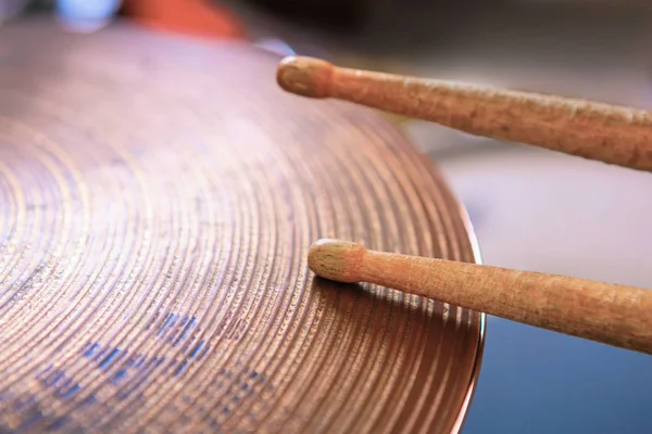 Close Van Een Paar Drumsticks Liggen Cymbal — Stockfoto