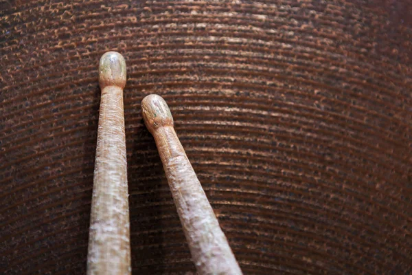 Close Van Een Paar Drumsticks Liggen Cymbal — Stockfoto