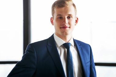 Kameraya bakarak genç yakışıklı iş adamı portresi.