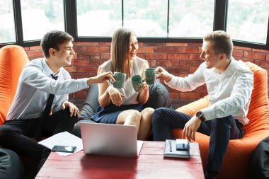 Grup eğlenceli bir gayri resmi bir atmosfere sahip iş adamları.