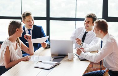 Grup Genç iş grubunda bir masada