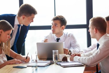 Grup Genç iş grubunda bir masada