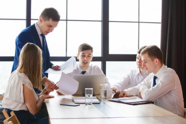 Grup Genç iş grubunda bir masada