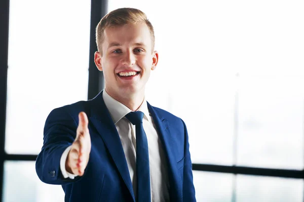 Šťastný Mladý Obchodní Muž Rukou Handshake — Stock fotografie