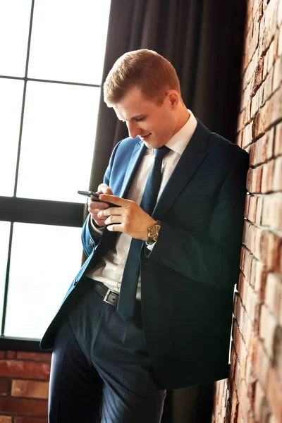 Retrato Joven Hombre Negocios Guapo Apoyado Pared Usando Teléfono — Foto de Stock