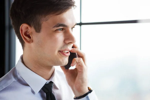 Портрет Молодого Привлекательного Бизнесмена Разговаривающего Телефону — стоковое фото