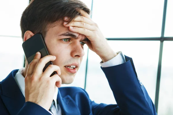 Dåliga Nyheter Porträtt Ung Stilig Affärsman Som Pratar Telefon — Stockfoto