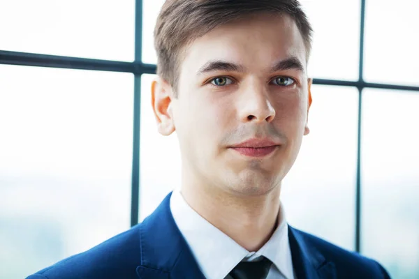 Retrato Joven Hombre Negocios Guapo Mirando Cámara — Foto de Stock