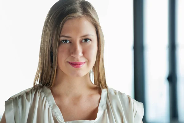 Portret Van Gelukkige Jonge Zakenvrouw Camera Kijken — Stockfoto