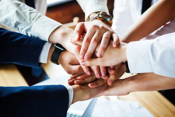 Close Van Een Groep Ondernemers Hun Handen Samen Voegen — Stockfoto