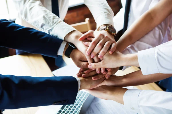 Close Van Een Groep Ondernemers Hun Handen Samen Voegen — Stockfoto