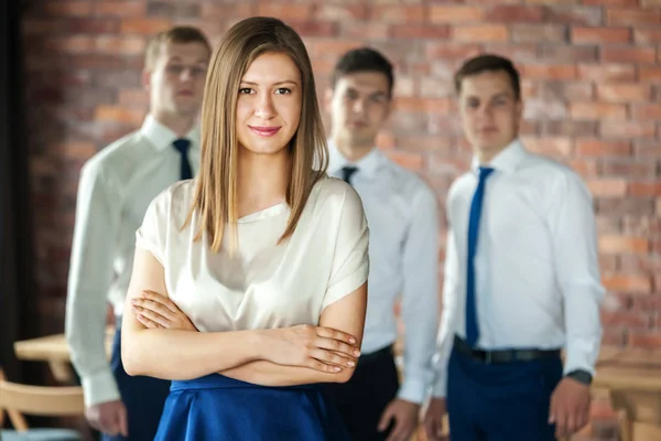 Groep Van Jonge Zakenlui Permanent Camera Kijken — Stockfoto