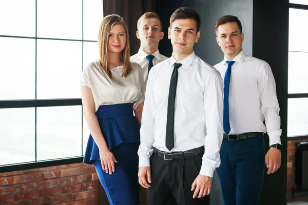 Grupo Jovens Empresários Olhando Para Câmera — Fotografia de Stock