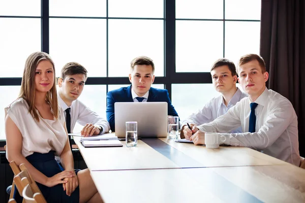 Grupo Jovens Empresários Olhando Para Câmera — Fotografia de Stock