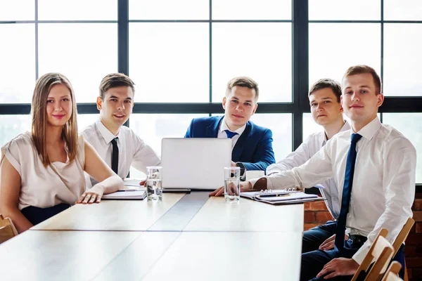 Grupo Jovens Empresários Olhando Para Câmera — Fotografia de Stock