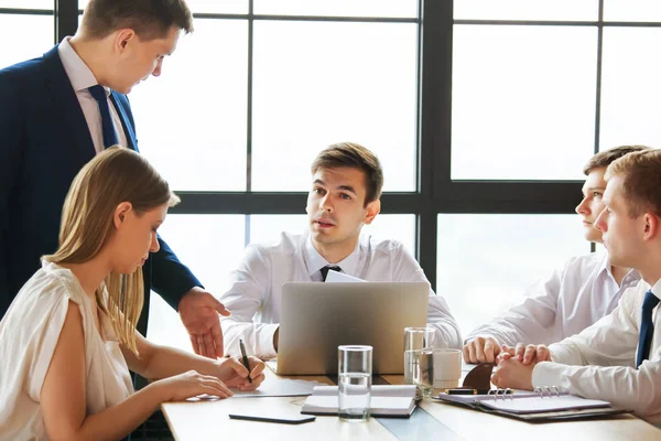 Grupo Equipe Negócios Jovem Que Trabalha Uma Mesa — Fotografia de Stock