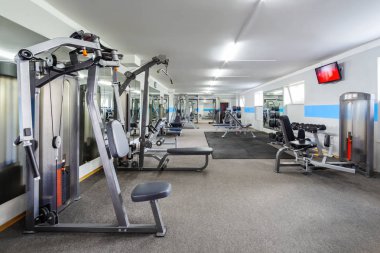 Spor malzemeleri ile modern bir spor salonu iç.