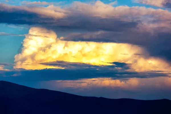 美丽的戏剧性的云景景观在喀尔巴泰山脉 乌克兰 — 图库照片