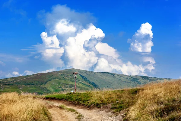 Bela Vista Paisagem Nublada Nas Montanhas Dos Cárpatos Ucrânia — Fotografia de Stock