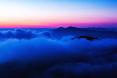 Sunrise Karpat Dağları üzerinden görüntülemek dağ Bliznitsya Velika 1881 m. Dragobrat, Ukrayna.
