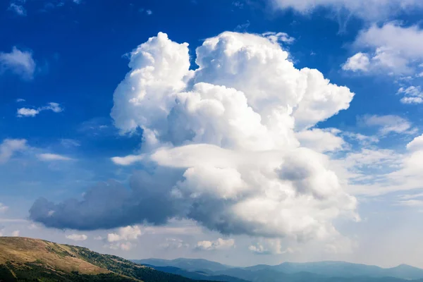 Krásný Cloudscape Pohled Karpaty Ukrajina — Stock fotografie