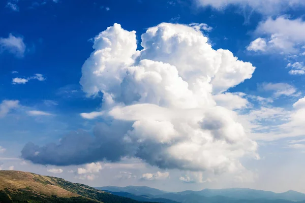 Bela Vista Paisagem Nublada Nas Montanhas Dos Cárpatos Ucrânia — Fotografia de Stock