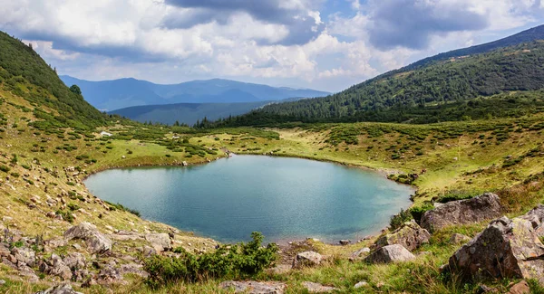 Beau Lac Vorozheska Dans Les Montagnes Des Carpates Ukraine — Photo