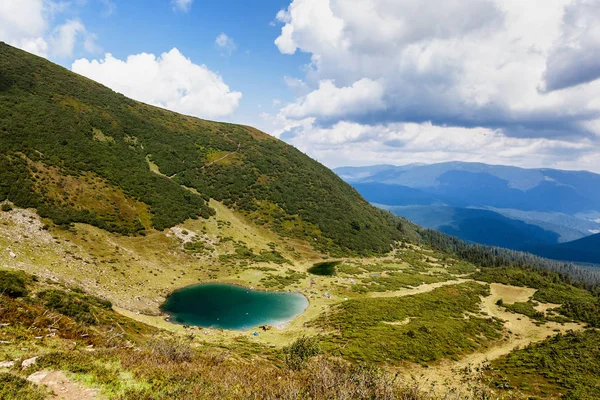 Hermoso Lago Vorozheska Las Montañas Los Cárpatos Ucrania —  Fotos de Stock