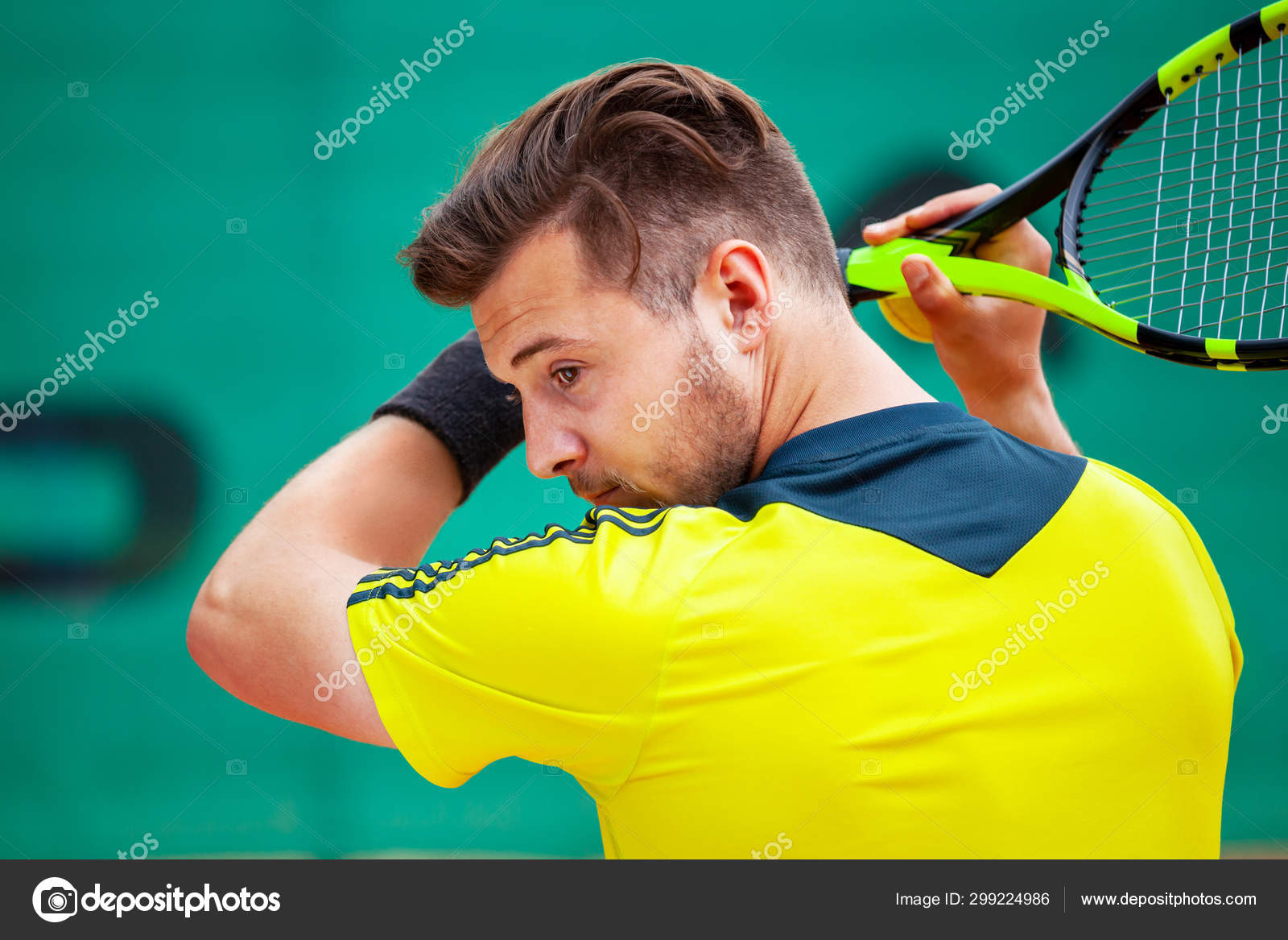 Jogador De Tênis Masculino Sentado No Banco Com Uma Raquete Aglutando Na  Quadra De Tênis Preparando-se Para O Jogo. Jogador De Tên Imagem de Stock -  Imagem de rede, povos: 219197677