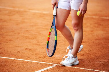 Bir kil cou üzerinde duran tenis ayakkabıları kadın tenisçi bacaklar