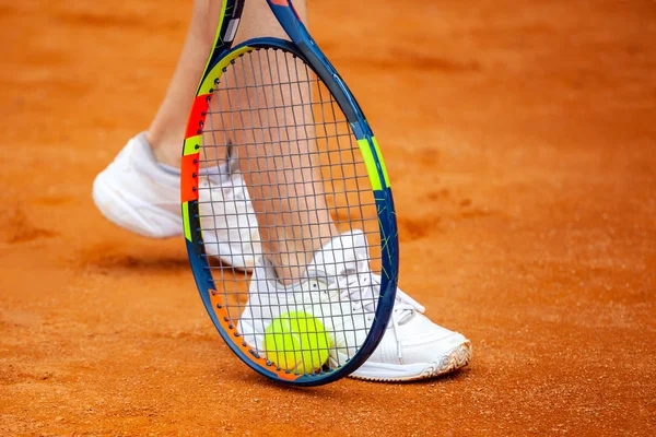 Gambe femminili di tennista in scarpe da tennis in piedi su un cou di argilla — Foto Stock