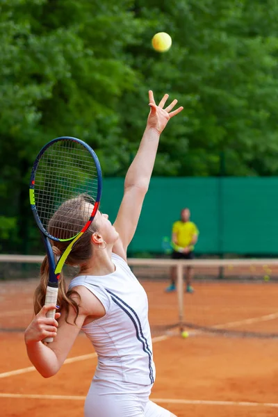 Jeune joueuse de tennis servant . — Photo