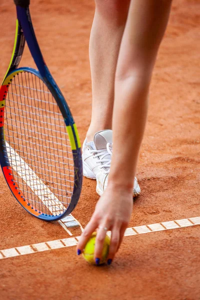 Gambe femminili di tennista in scarpe da tennis in piedi su un cou di argilla — Foto Stock