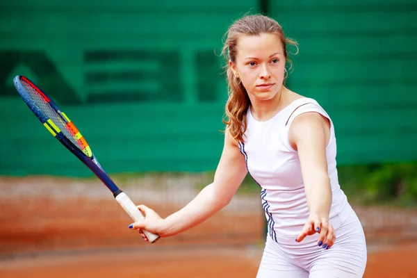 Hermosa jugadora de tenis femenina jugando tenis . — Foto de Stock