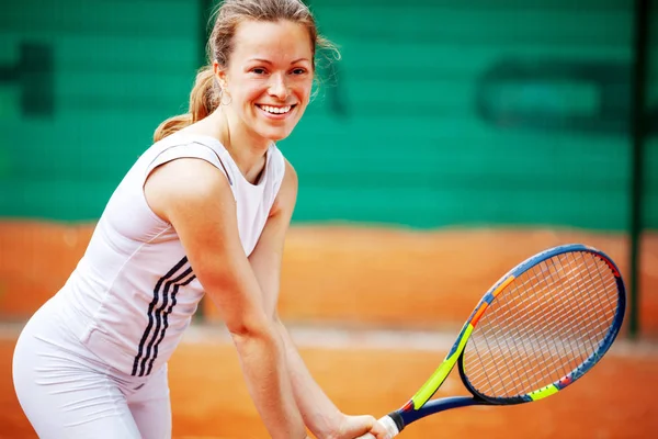 Belle joueuse de tennis jouant au tennis . — Photo