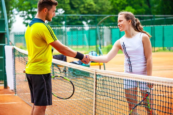 Jogadores de tênis apertar as mãos após o jogo . — Fotografia de Stock