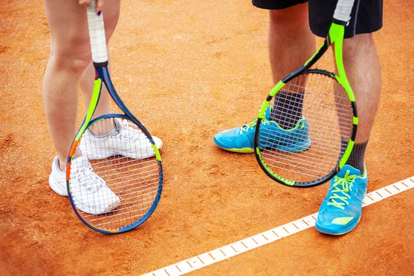 Closeup tenisových hráčů, kteří drží rakety. — Stock fotografie