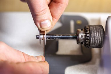 Bir bobbin üzerindeki sarmalayan ipliği kapat.