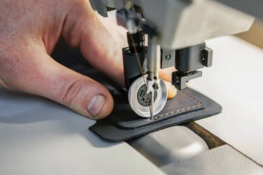 Deri işi için profesyonel dikiş makinesini kapatın..