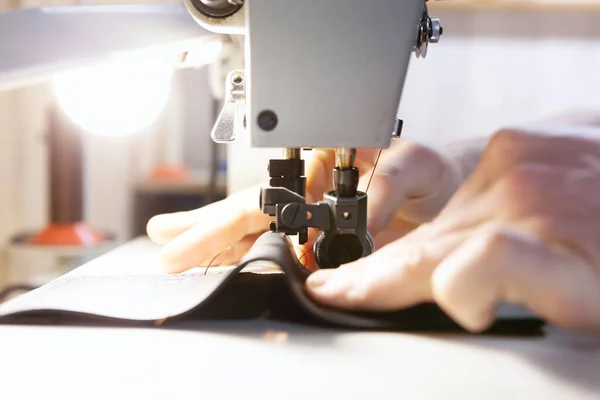 Close Van Professionele Naaimachine Voor Lederwerk — Stockfoto