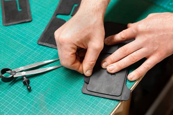 Leather Craftsman Working Leather Making Wallet — Stock Photo, Image