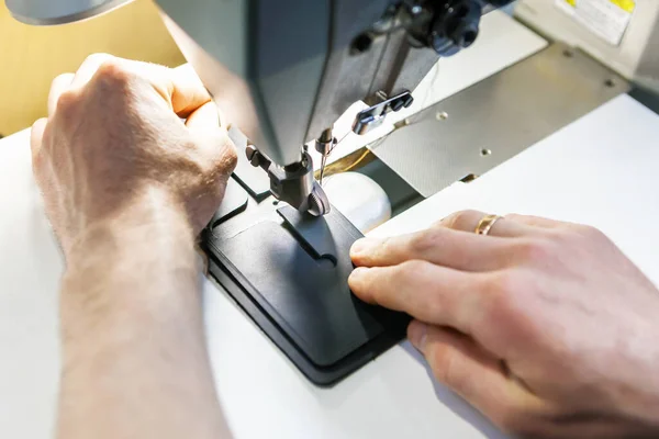 皮革加工专业缝纫机的关闭 — 图库照片